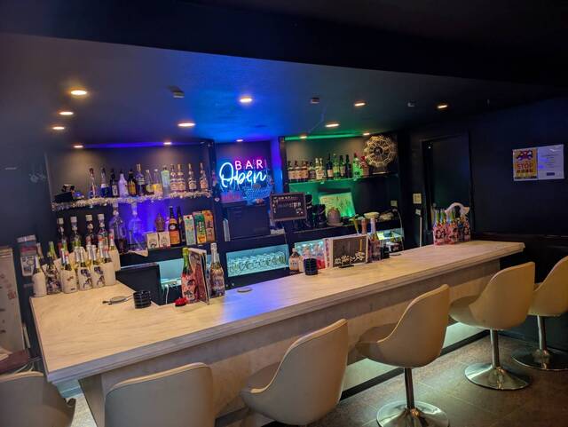 Bar Lapisの広いバーカウンターとボトル棚
